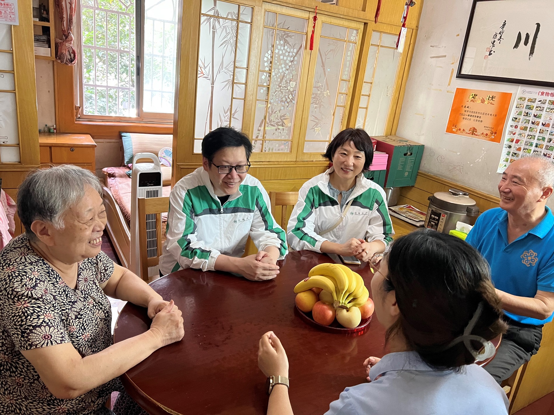 Volunteers from Westlake 66 in Hangzhou have on-site visits with the elderly in communities, giving gift packs to them respectively