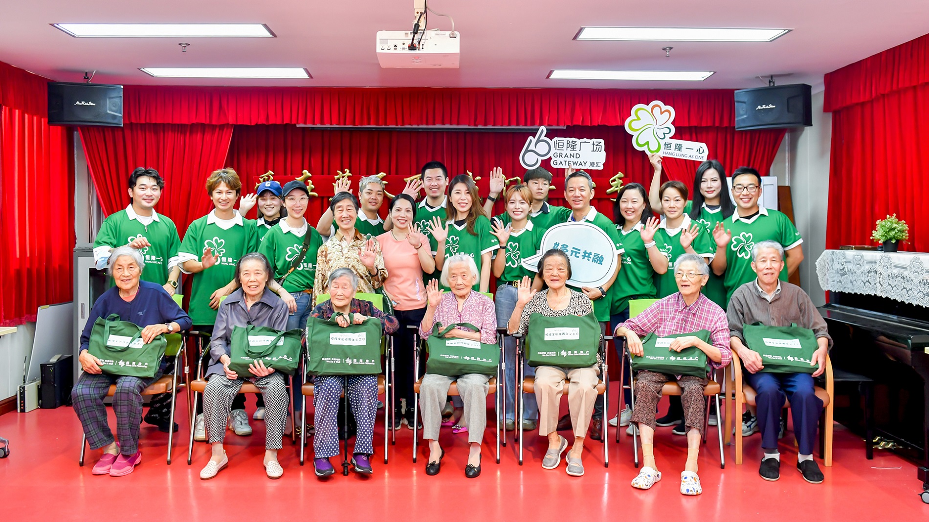 Led by corporate management teams, volunteers from Plaza 66 and Grand Gateway 66 in Shanghai, together with several hairdressers, offer free haircutting services for elderly dementia patients in elderly centers