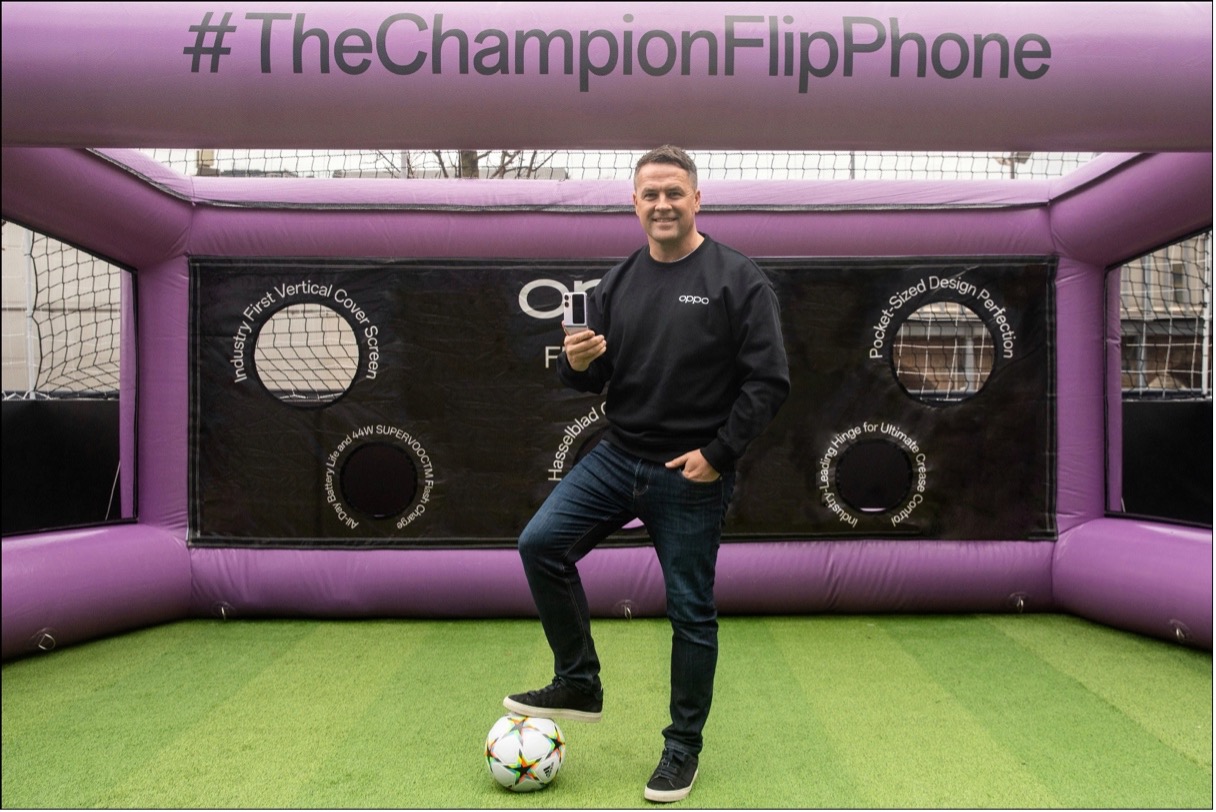 Michael Owen holding OPPO Find N2 Flip, the Champion Flip Phone