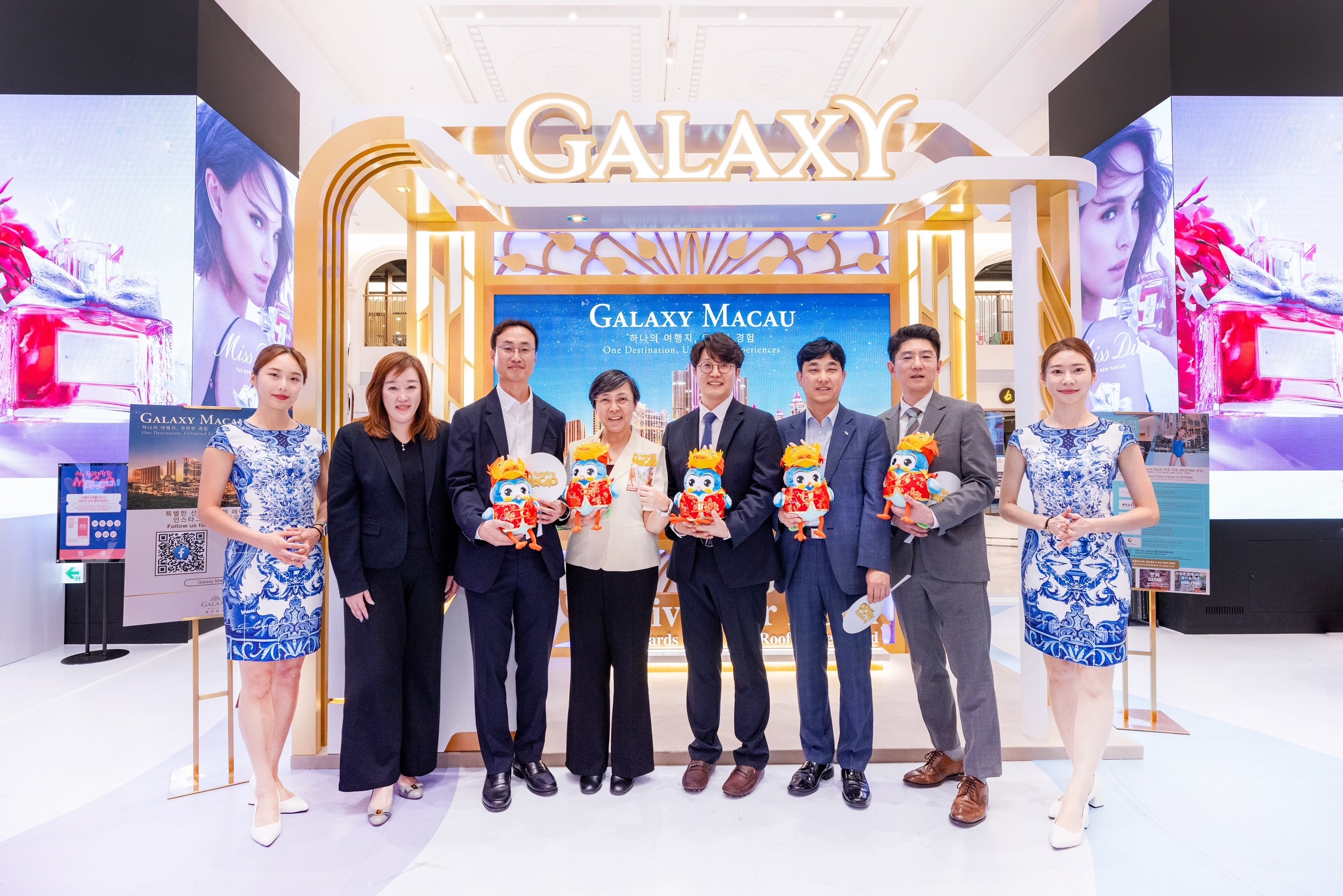 L-R: Ms. Vivian Lo, Assistant Vice President, Leisure Sales at Galaxy Macau; Mr. Oh Seung Jun, Head of Payment Group of Kakao Pay; Ms. Maria Helena de Senna Fernandes, Director of Macao Government Tourism Office; Mr. Lee Ho Geun, Director of Good Choice Company; Mr. Seo Dae Hun, Director of Korea Association of Travel Agents (KATA); Mr. Chris Lew, Representative of Macao Government Tourism Office Korea joined the opening ceremony of the “Experience Macao Korea Roadshow” on May 30 afternoon.