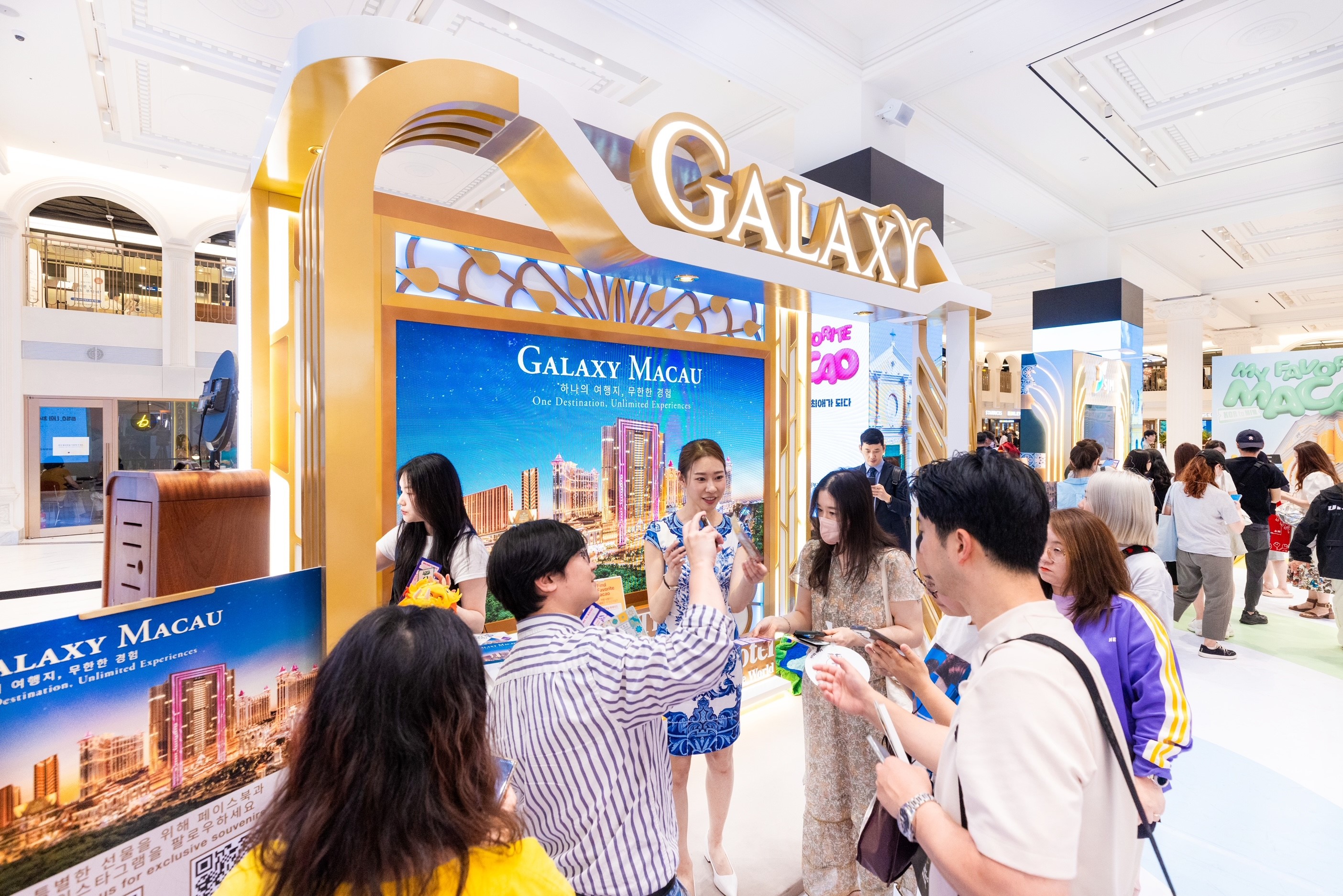 Galaxy Macau showcases a diverse range of exciting travel products at the roadshow, attracting local residents and tourists alike.