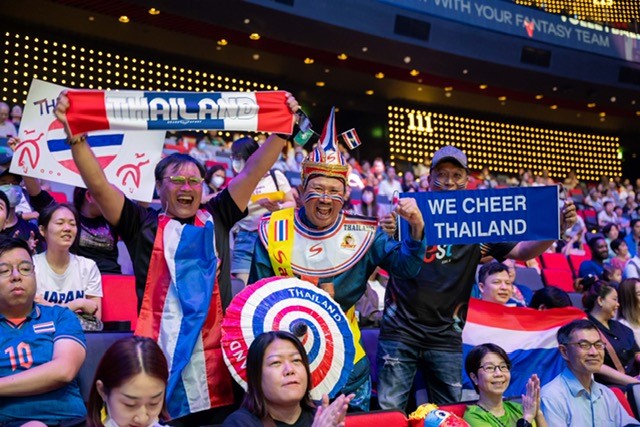 The audience cheered and applauded enthusiastically for the women’s volleyball players, creating a lively atmosphere.