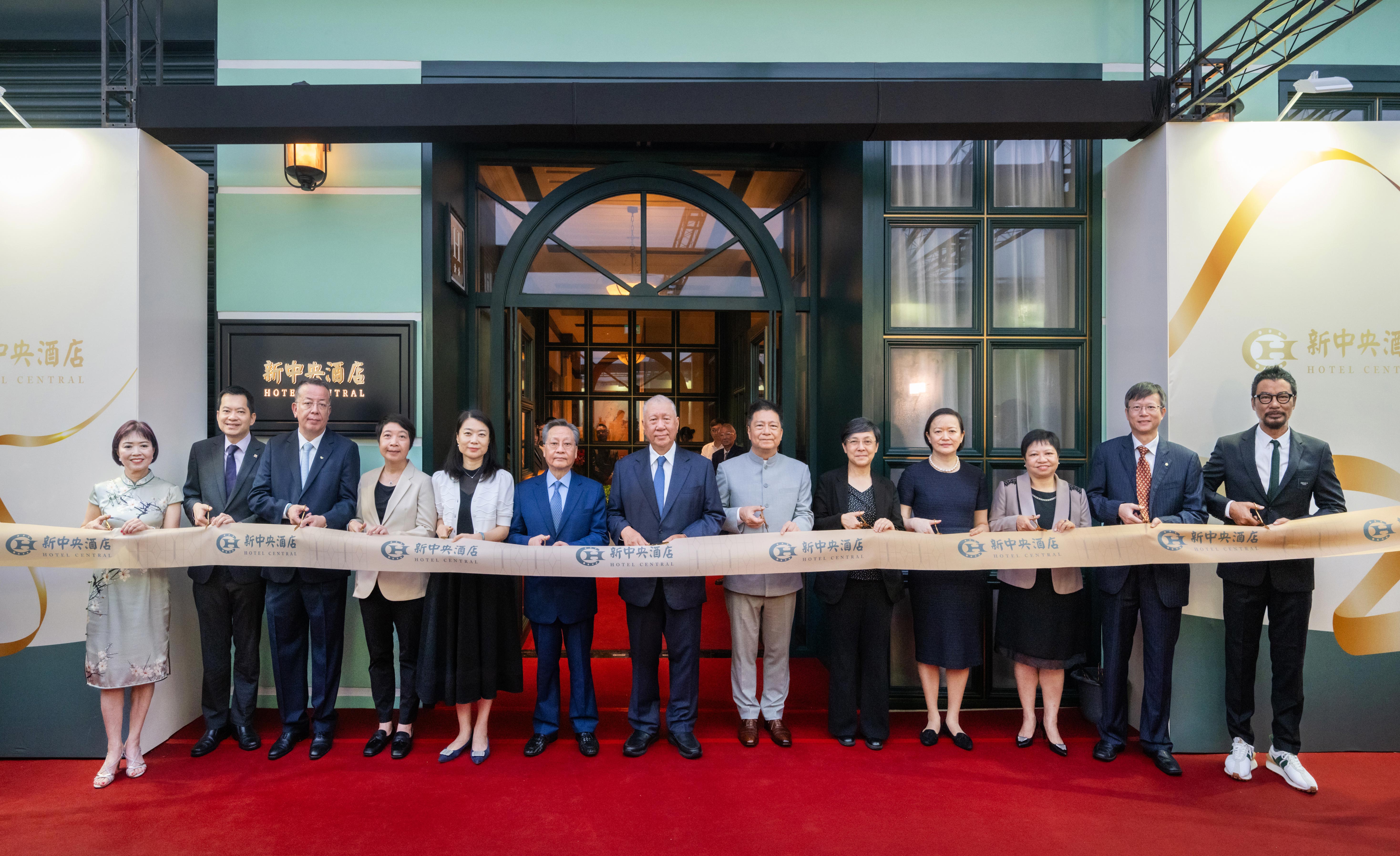 Sio Chong Meng, founder and chairman of Lek Hang Group, along with a group of guests, participated in the ribbon-cutting ceremony at the grand opening of the Hotel Central