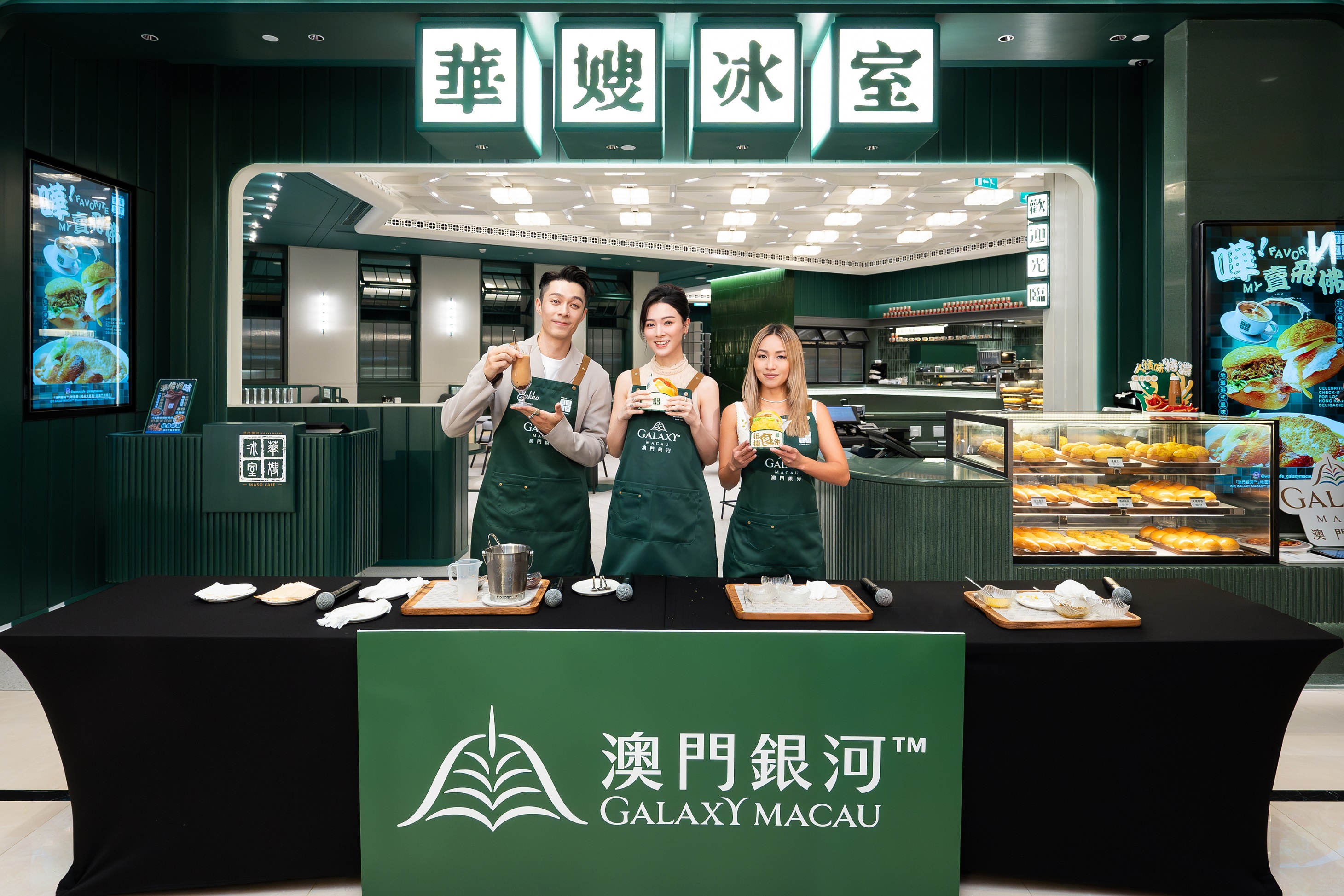 (From left) Celebrities Pakho Chau, Venus Wong and Stephanie Cheng presented their personal favorites food at Waso Cafe.