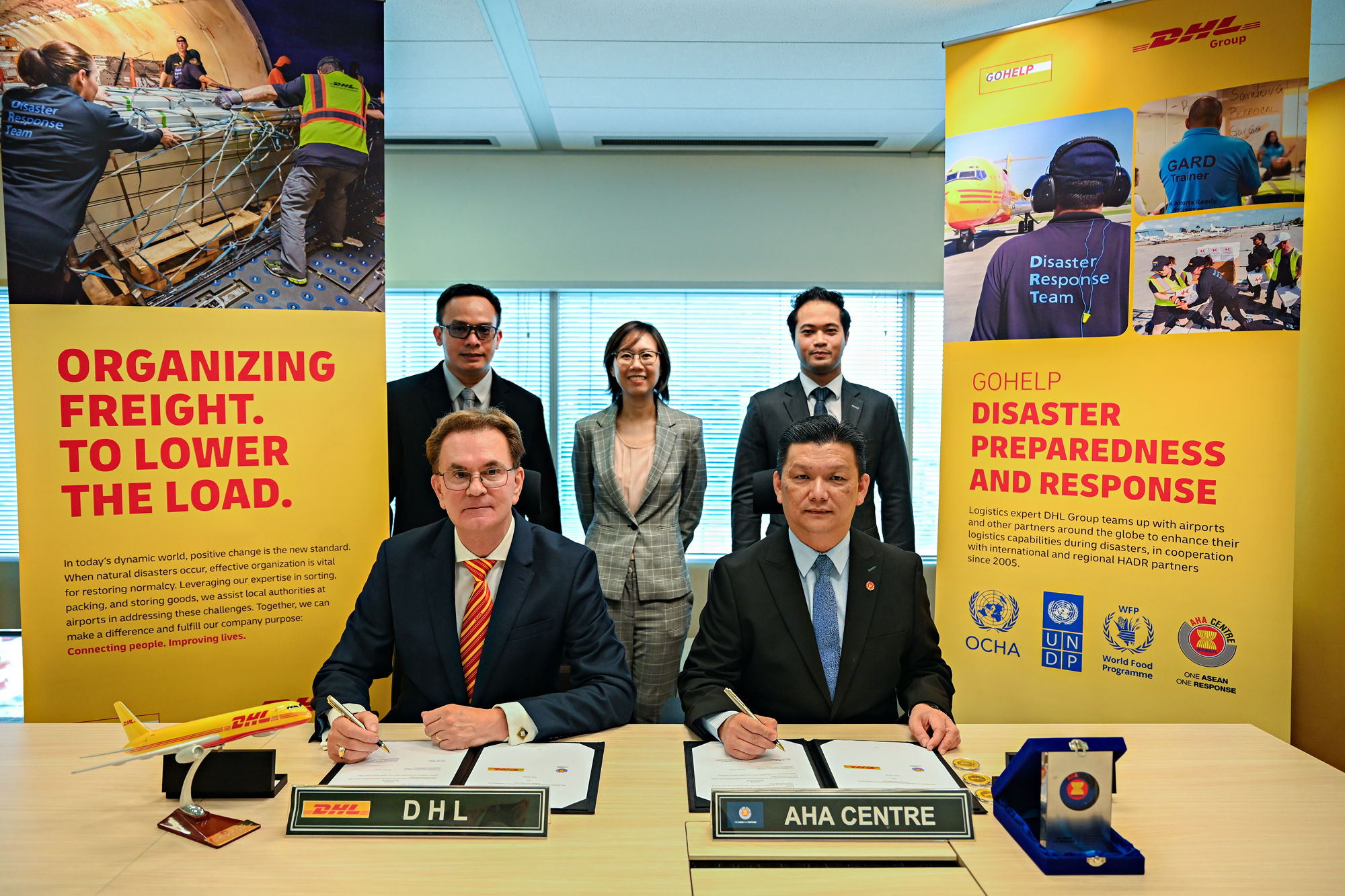 Carl Schelfhaut, Head of the GoHelp Program for Asia Pacific, DHL Group and Lee Yam Ming, the Executive Director of the AHA Centre signing the MOI in Singapore