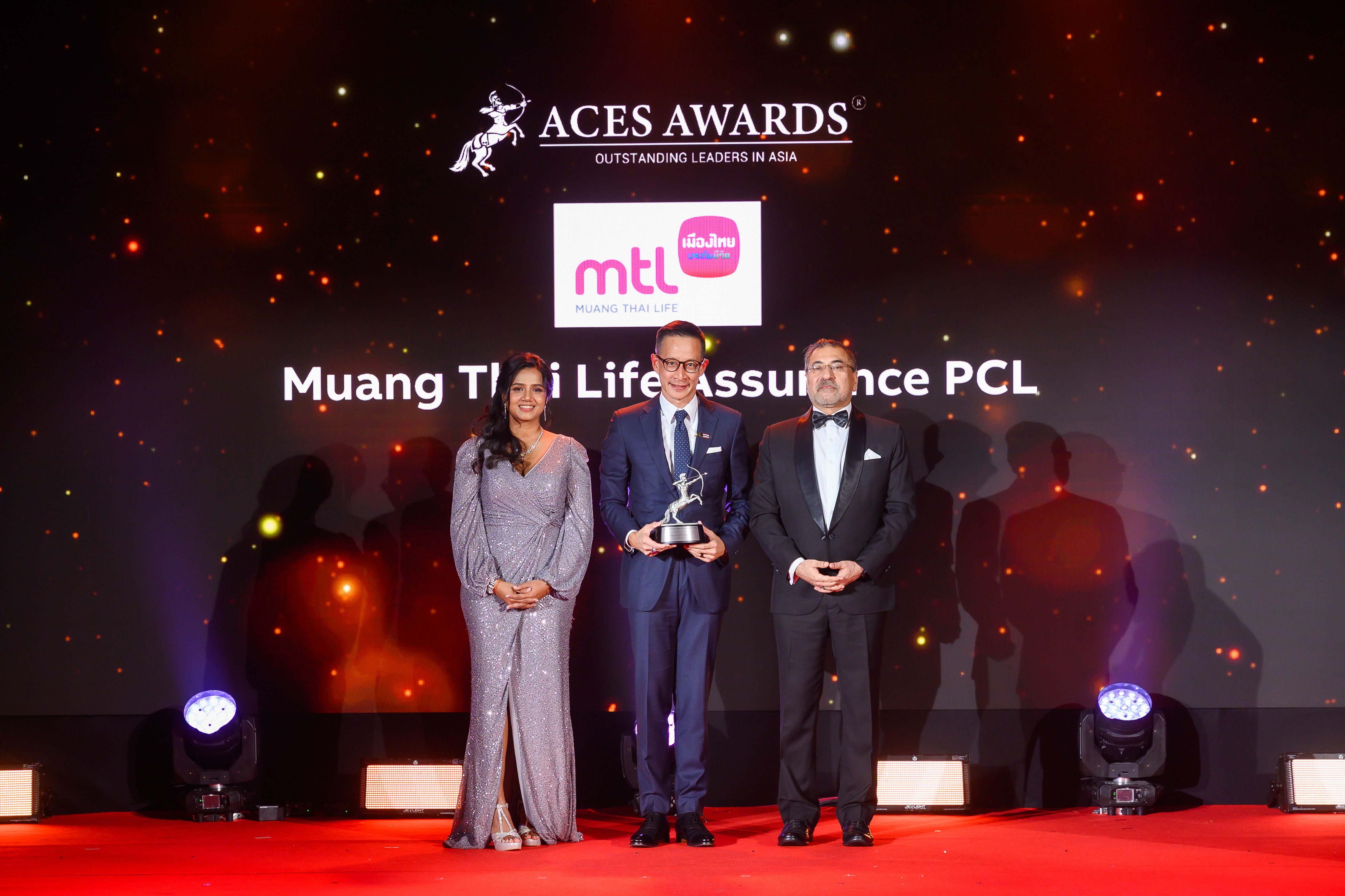 Mr. Sara Lamsam, CEO of Muang Thai Life Assurance Public Company Limited (middle), proudly accepts the prestigious Outstanding Leaders in Asia award at the ACES Awards 2024. The award was presented by Dr. Shanggari Balakrishnan, President of the ACES Awards (left), and Mr. Hemant Batra, Honorary Chairman of the ACES Awards, in recognition of Mr. Lamsam’s exceptional leadership and transformative impact on the industry.