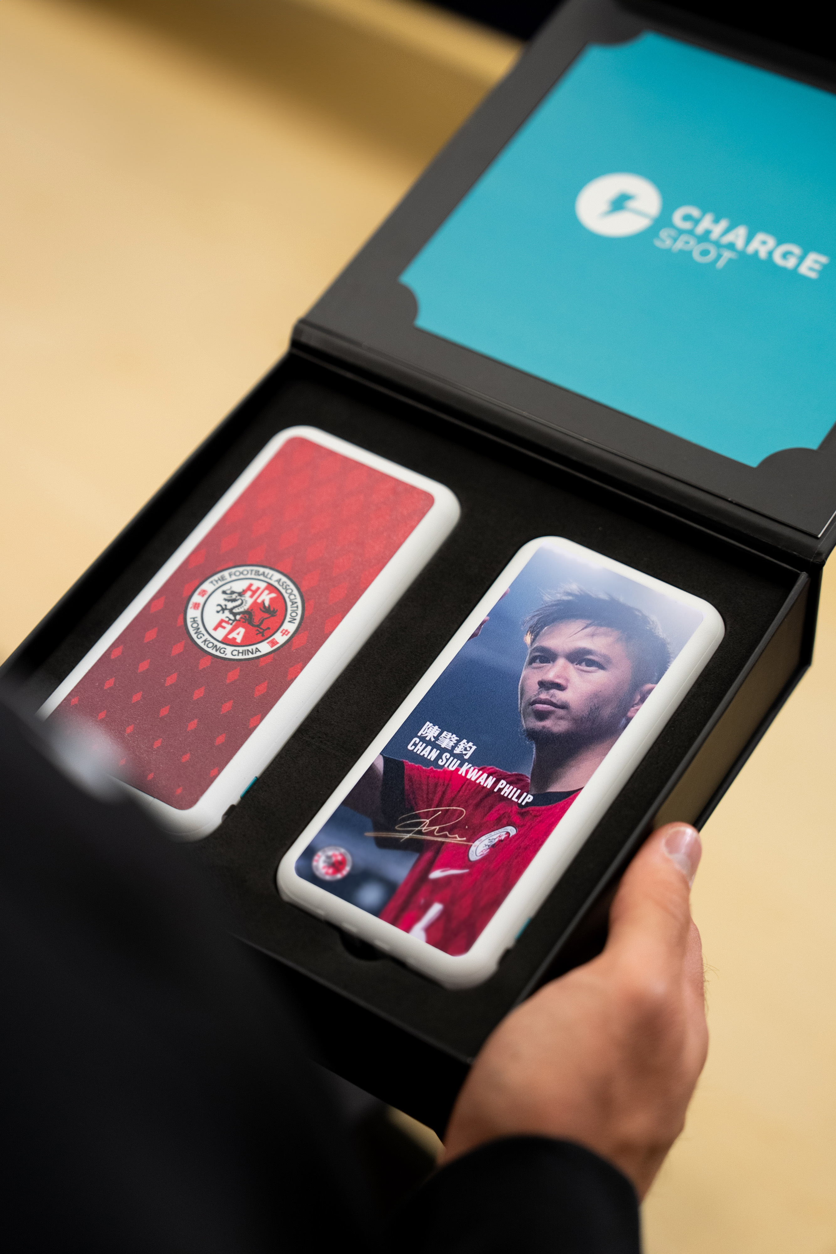 CHARGESPOT in collaboration with the HKFA, has launched a set of special edition power banks printed with the portraits of HKRT player CHAN Siu Kwan Philip.