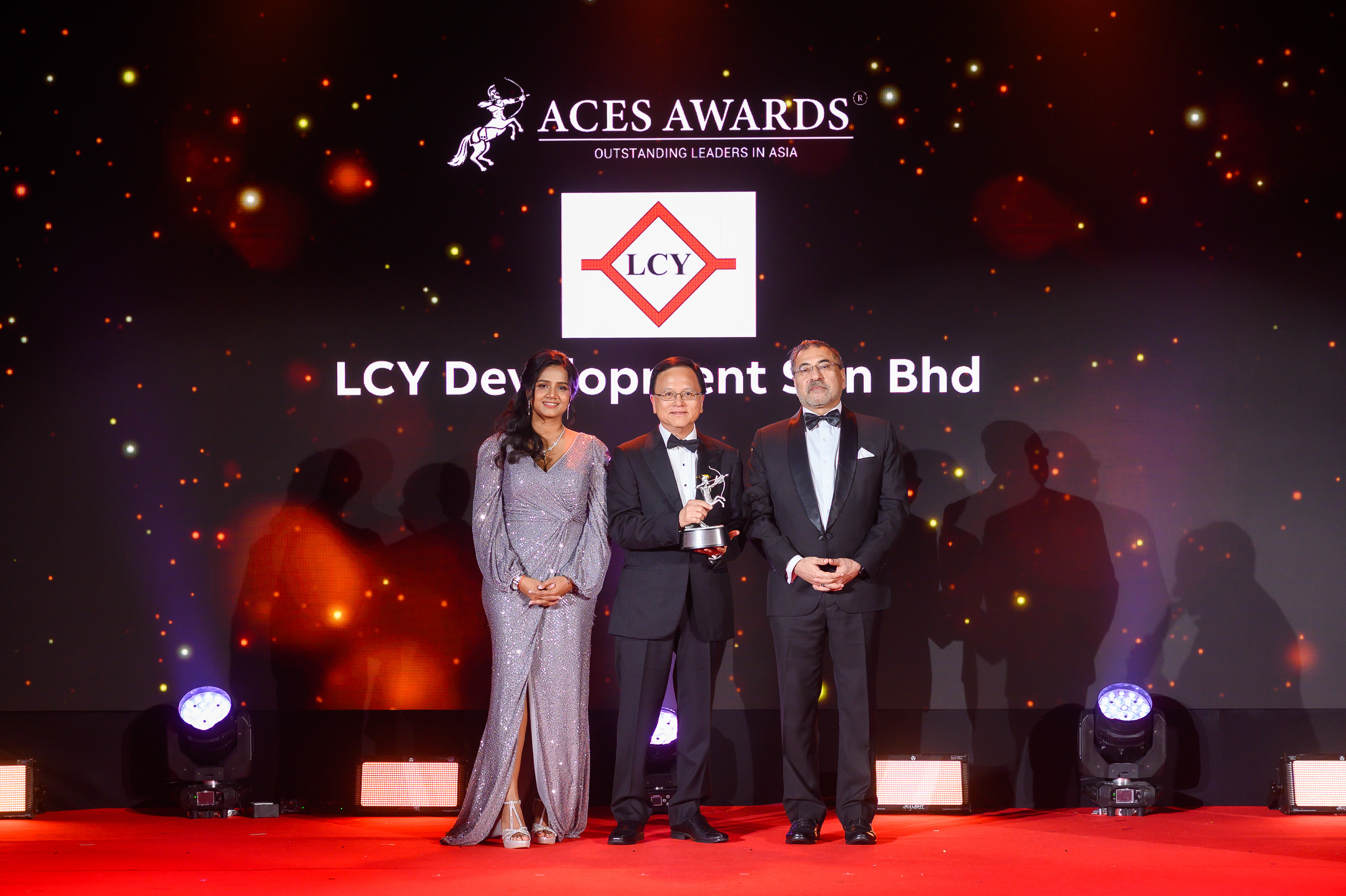 Celebrating Excellence: Francis Choo Yew Lau, Managing Director of LCY Development Sdn Bhd (center), honoured with the prestigious ACES Awards 2024 for Outstanding Leaders in Asia, presented by Dr Shanggari Balakrishnan, President of ACES Awards (left), and Hemant Batra, Honorary Chairman, ACES Council (right). A true testament to visionary leadership and impact.