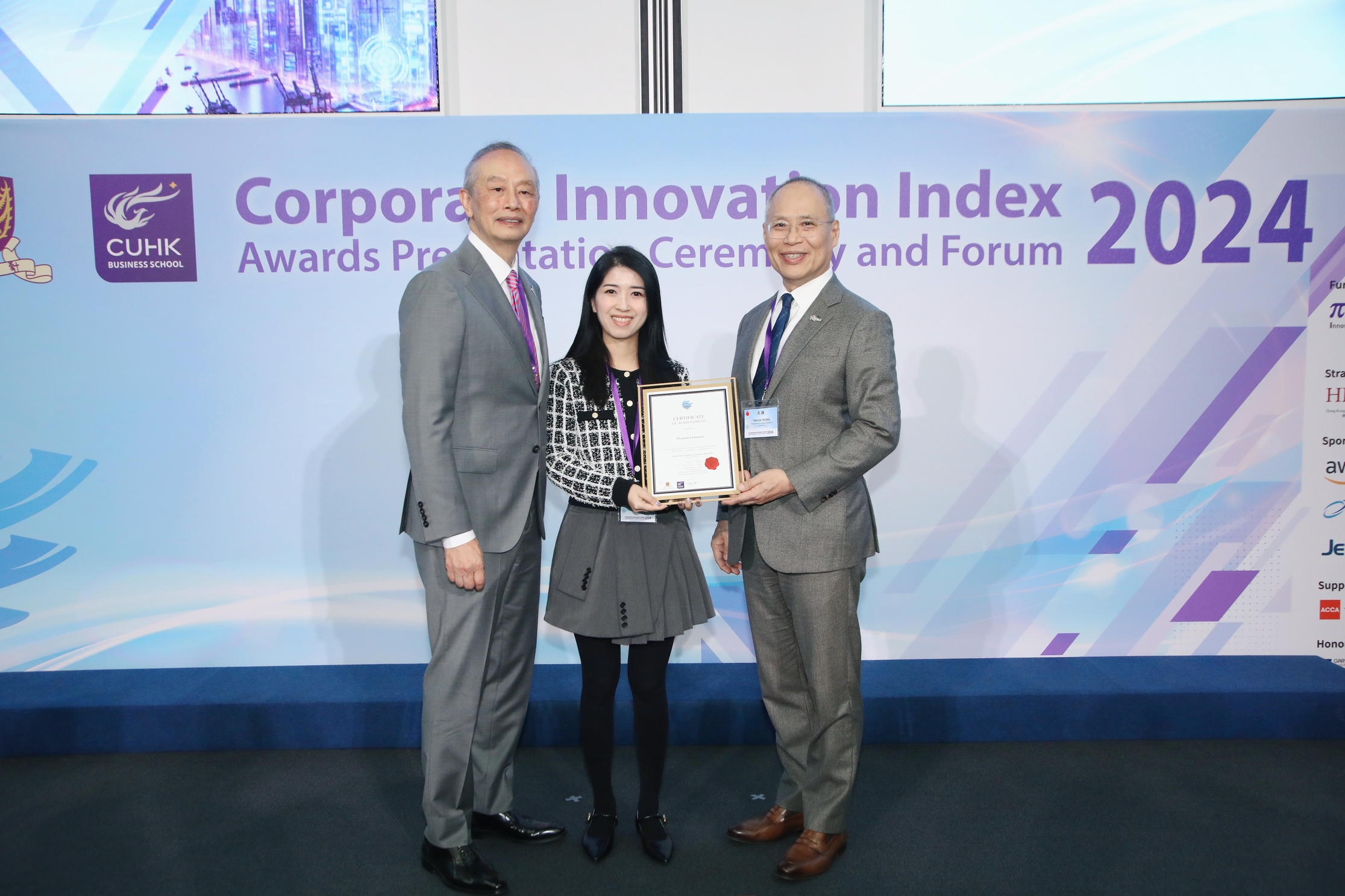 XTransfer’s representative (Center) receiving the award from Professor Cheung Waiman, Associate Dean (Graduate Studies) of CUHK Business School and Executive Director of APIB (Left), and Mr. Patrick Yeung Wai-tim, Chief Executive Officer of the Hong Kong General Chamber of Commerce (Right).