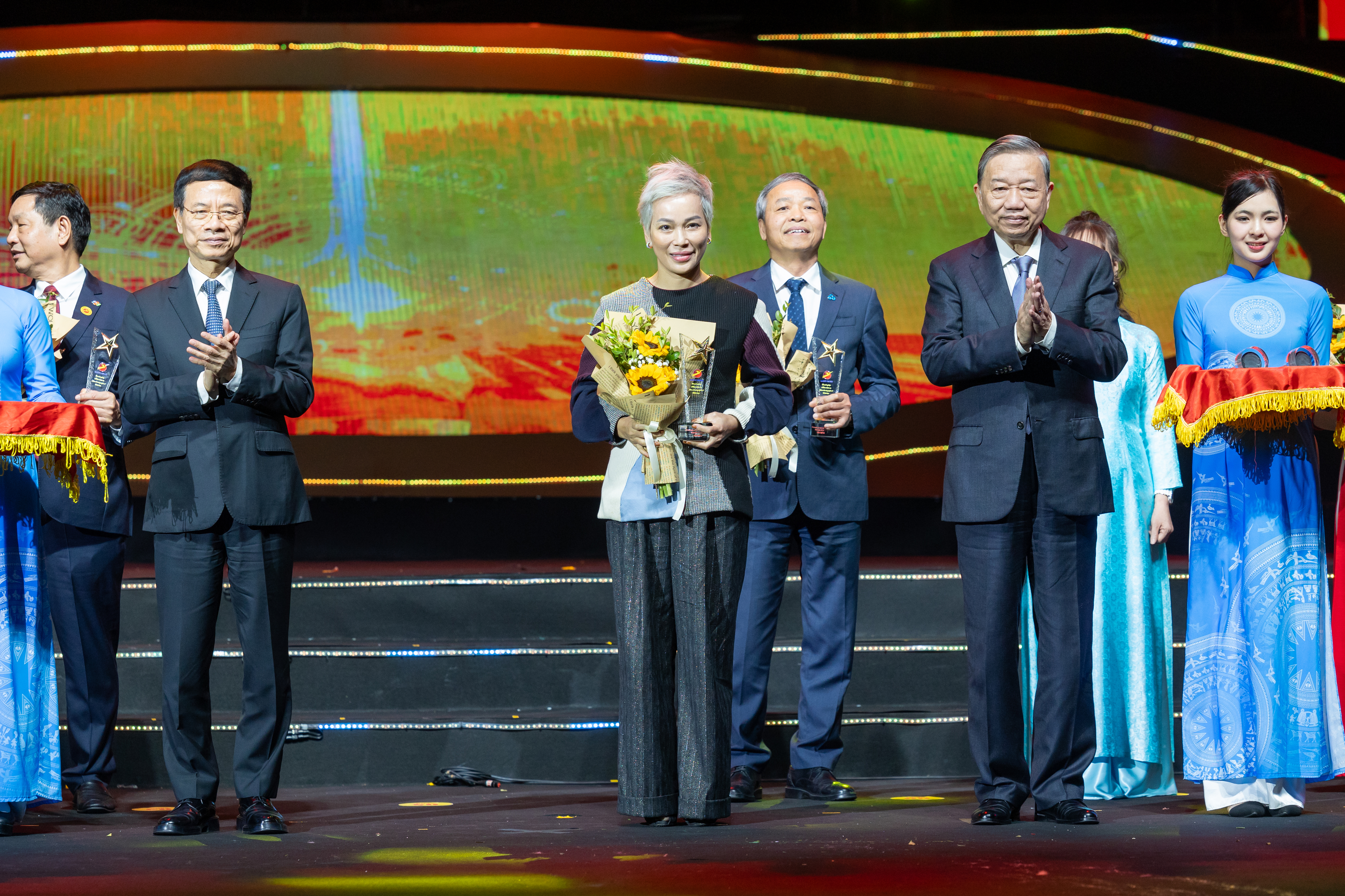 One Mount Group’s CEO Nguyen Thi Diu (centre) receives a commemorative medal from Party General Secretary To Lam.