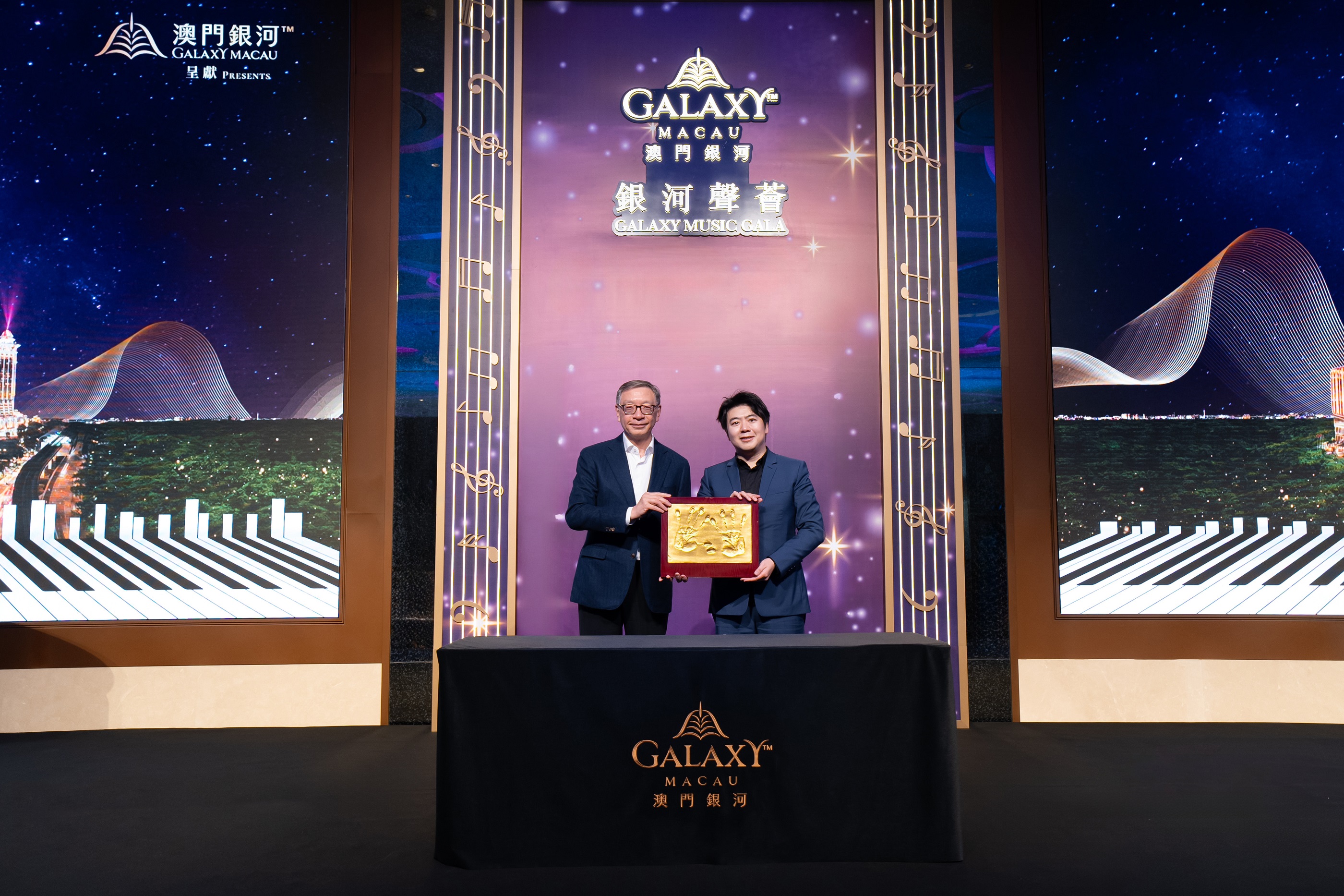 Witnessed by Mr. Francis Lui, Chairman of Galaxy Entertainment Group, Lang Lang stamped his handprint and gifted it to Galaxy Macau, marking the perfect conclusion to the entire performance itinerary.