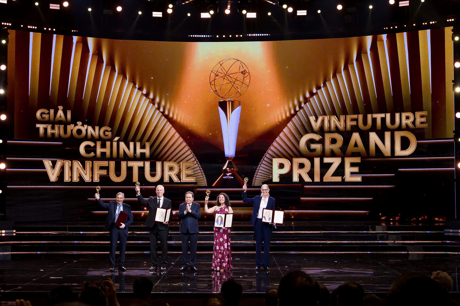 The Chairman of the National Assembly of Vietnam, Mr. Tran Thanh Man, presents the VinFuture 2025 Grand Prize, worth USD 3 million, to the laureate scientists.