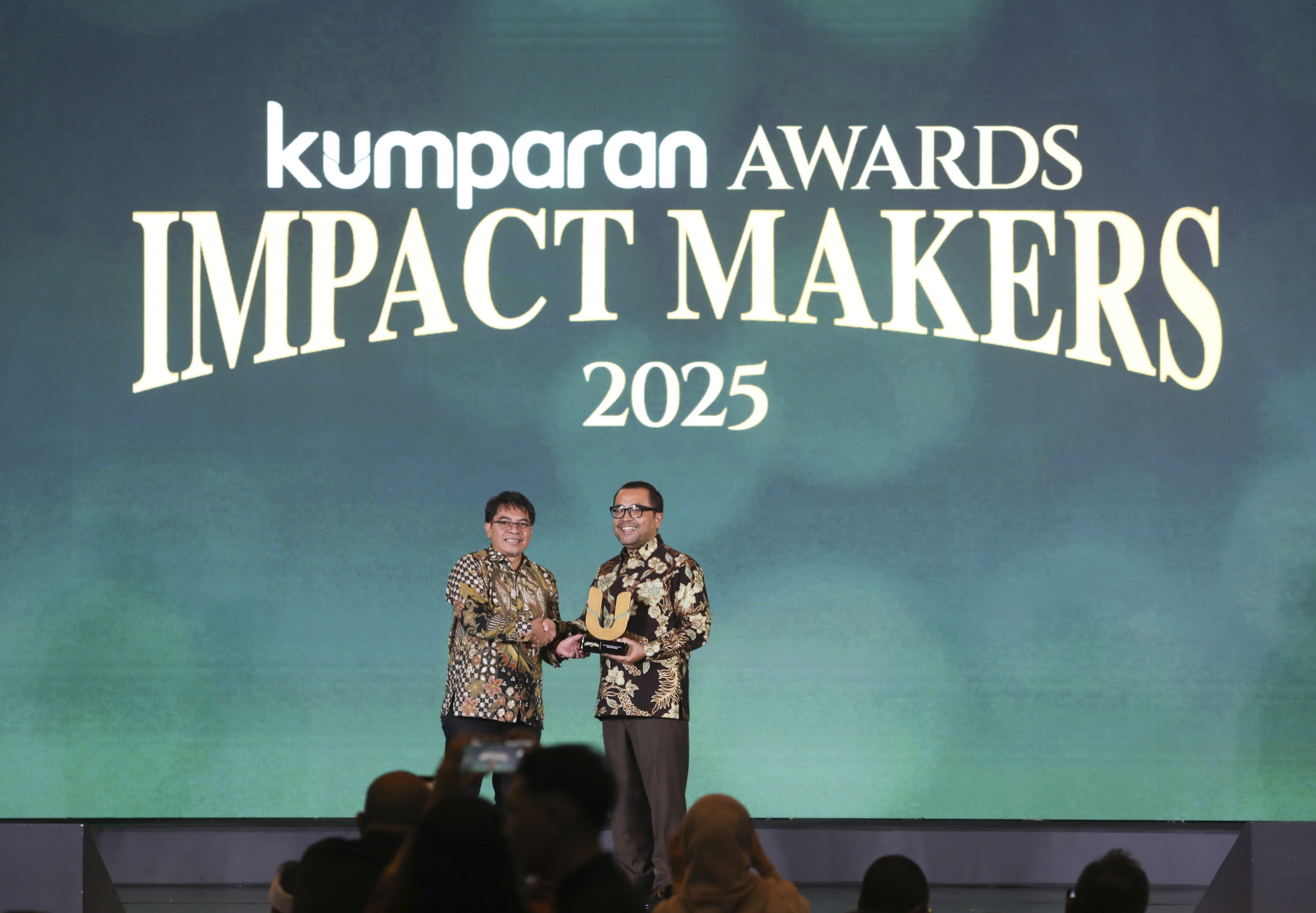 Mr. Kariyanto Hardjosoemarto, CEO of VinFast Indonesia, receiving the “Impactful Transformation in the EV Ecosystem” award at Kumparan Awards: Impact Makers 2025.