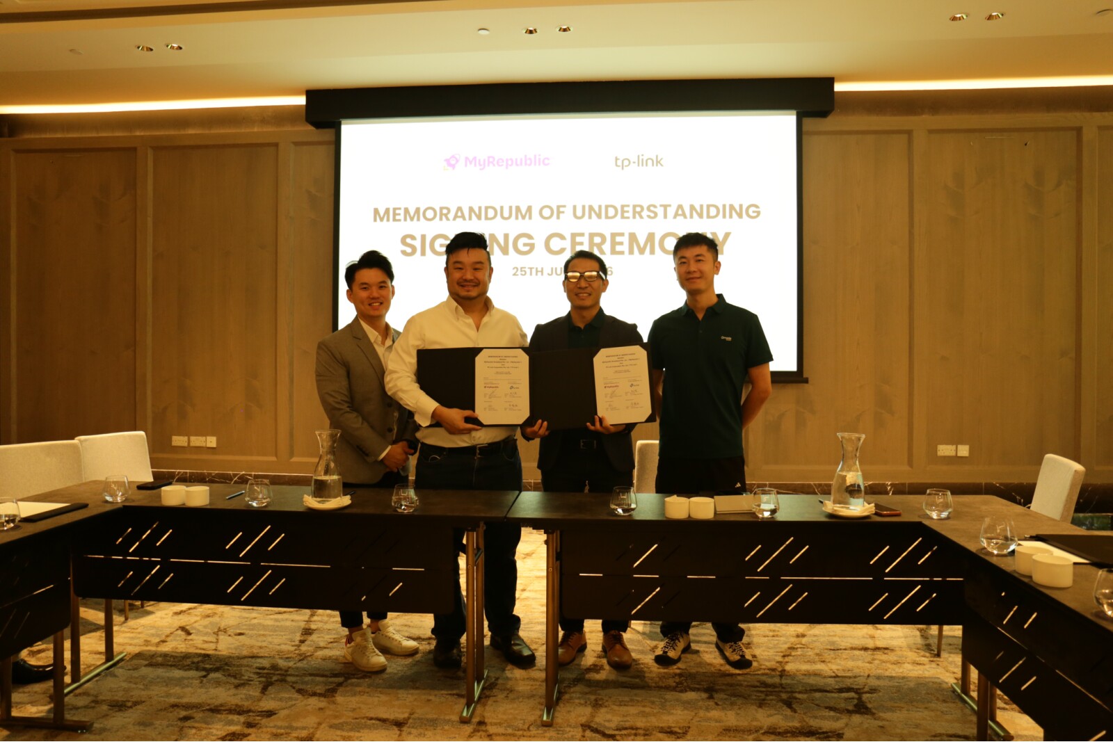The signing of the Memorandum of Understanding (MOU) between MyRepublic and TP-Link.